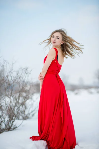 Menina Bonita Vestindo Vestido Vermelho Posando Livre Inverno — Fotografia de Stock