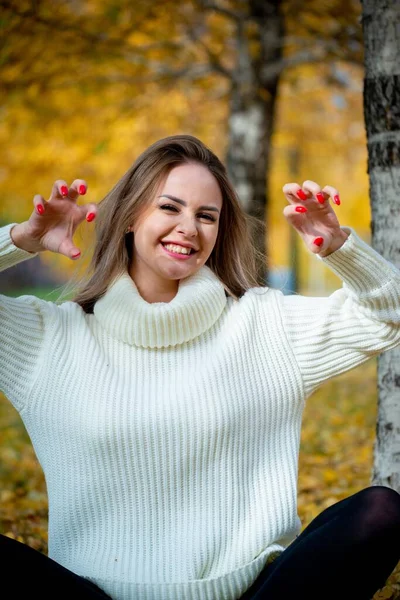 Wanita Cantik Muda Berpose Taman Musim Gugur — Stok Foto