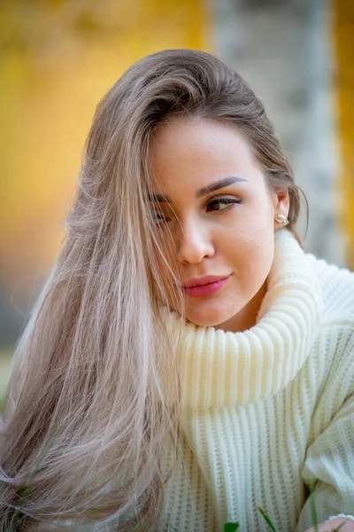 Retrato Jovem Bela Mulher Loira Posando Parque Outono — Fotografia de Stock