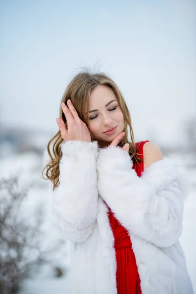 Jovem Bela Mulher Posando Livre Inverno Vestindo Casaco Pele Branca — Fotografia de Stock