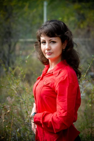 Hermosa Mujer Posando Aire Libre Vistiendo Camisa Roja —  Fotos de Stock