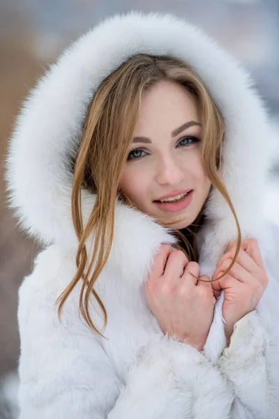 Młoda Piękna Kobieta Pozowanie Zewnątrz Zimie Noszenie Białego Futra — Zdjęcie stockowe