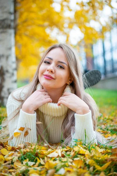 Retrato Joven Hermosa Mujer Rubia Posando Parque Otoño — Foto de Stock