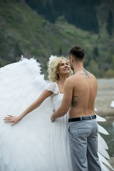 Mooi Koppel Poseren Buiten Bruid Met Engel Vleugels Bruidegom — Stockfoto