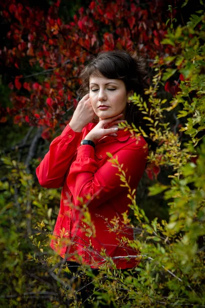 Piękna Kobieta Pozowanie Zewnątrz Czerwonej Koszuli — Zdjęcie stockowe