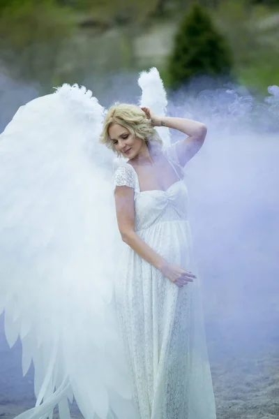 カラフルな煙の中で妊婦の天使 — ストック写真