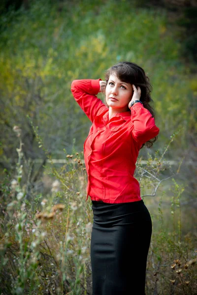 Bela Mulher Posando Livre Vestindo Camisa Vermelha — Fotografia de Stock