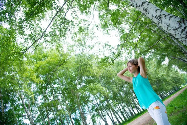 美丽的姑娘靠着桦树摆姿势 — 图库照片