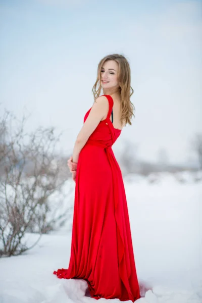 Menina Bonita Vestindo Vestido Vermelho Posando Livre Inverno — Fotografia de Stock