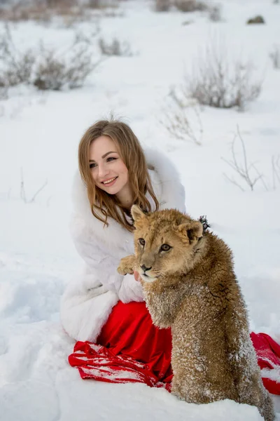 Schönes Mädchen Mit Löwenjungtier — Stockfoto