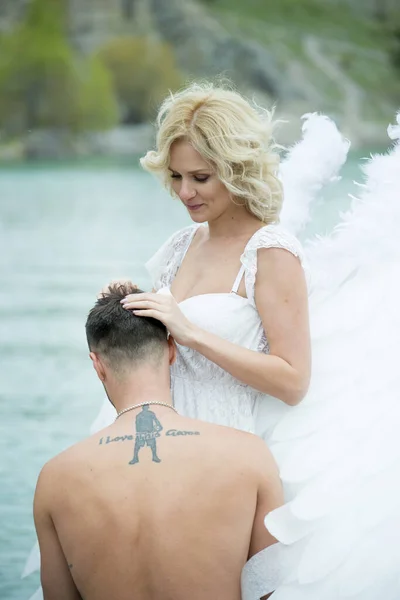 Mooi Koppel Poseren Buiten Bruid Met Engel Vleugels Bruidegom — Stockfoto