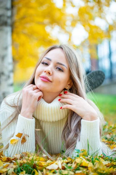 Retrato Joven Hermosa Mujer Rubia Posando Parque Otoño — Foto de Stock