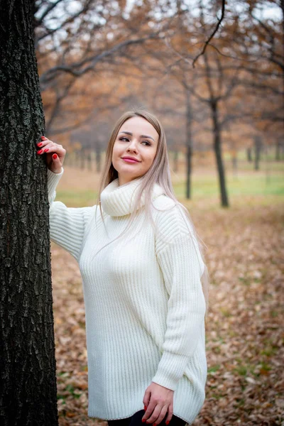 Портрет Молодой Красивой Блондинки Позирующей Осеннем Парке — стоковое фото