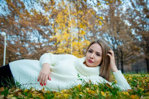 Mladá Krásná Žena Pózující Podzimním Parku — Stock fotografie