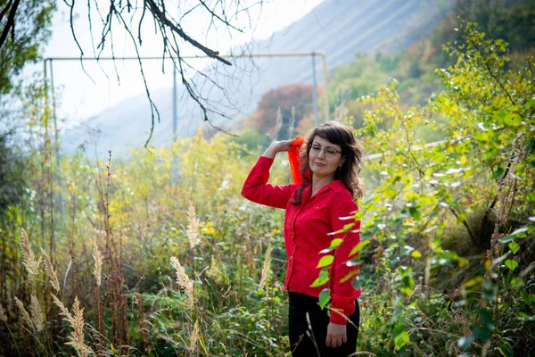 Joven Hermosa Mujer Posando Aire Libre Con Bufanda Color Rojo — Foto de Stock