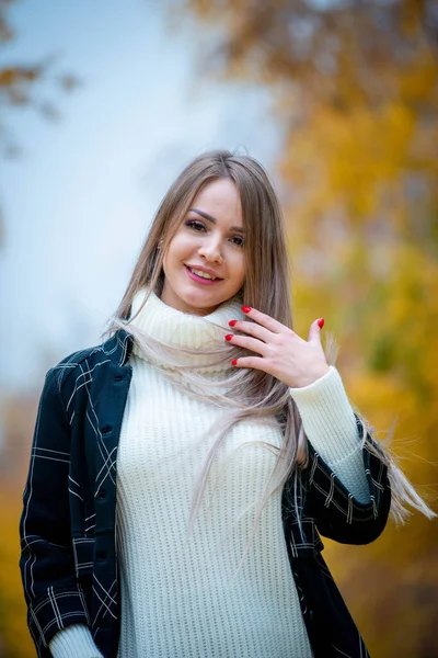 Jovem Bela Mulher Posando Parque Outono — Fotografia de Stock