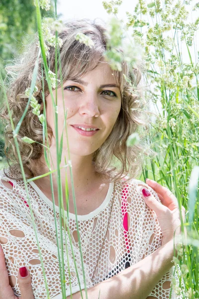 Bela Mulher Posando Campo Com Grama Verde — Fotografia de Stock