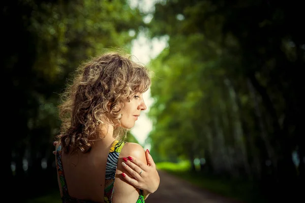 Jeune Belle Femme Posant Plein Air Sur Allée — Photo