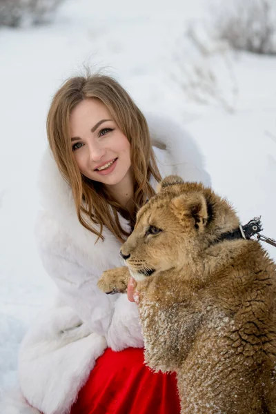 Schönes Mädchen Mit Löwenjungtier — Stockfoto