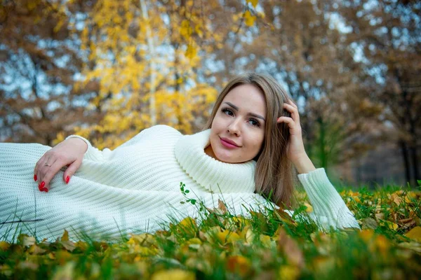 Young Beautiful Woman Posing Autumn Park — Stock Photo, Image