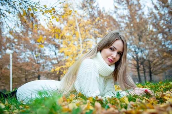 Junge Schöne Frau Posiert Herbst Park — Stockfoto