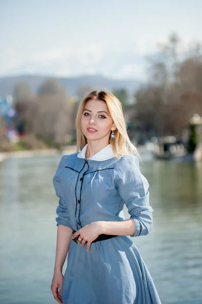 Jeune Femme Blonde Robe Bleue Posant Sur Fond Parc — Photo