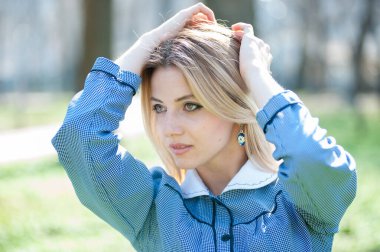 Tahta arka planda poz veren güzel sarışın kadın.