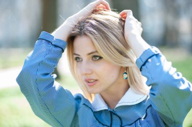 Tahta arka planda poz veren güzel sarışın kadın.