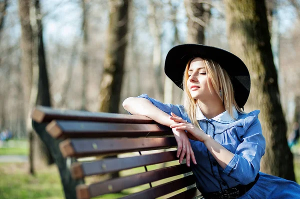 Крупным Планом Портрет Молодой Блондинки Сидящей Скамейке Фоне Парка — стоковое фото
