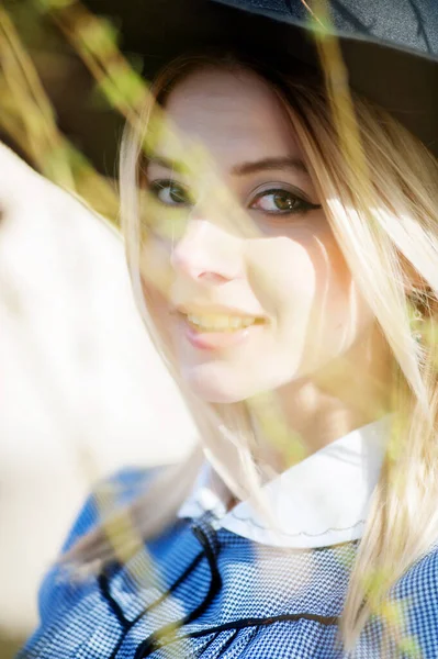 Primo Piano Ritratto Bionda Donna Attraente Cappello Nero Vestito Blu — Foto Stock