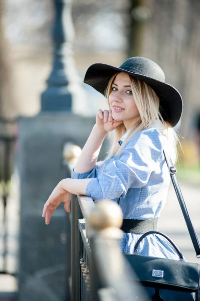 Belle Jeune Femme Blonde Marchant Dans Parc Près Fond Pont — Photo