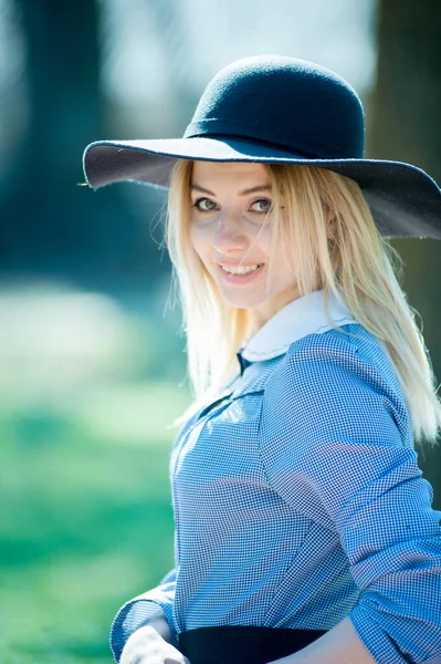 Jovem Mulher Loira Bonita Vestido Azul Chapéu Preto Posando Parque — Fotografia de Stock