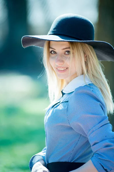 Jovem Mulher Loira Bonita Vestido Azul Chapéu Preto Posando Parque — Fotografia de Stock