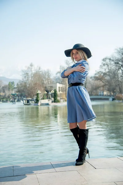 Jeune Femme Blonde Posant Sur Lac Dans Fond Parc — Photo