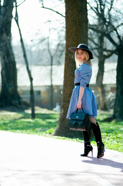 Atractiva Joven Rubia Posando Sobre Fondo Verde Del Parque — Foto de Stock