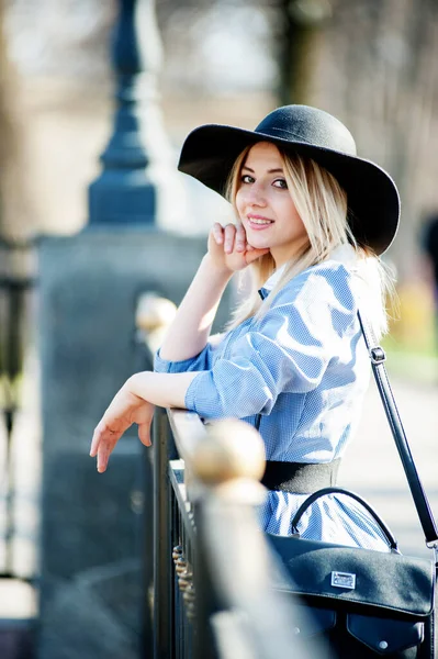 Belle Jeune Femme Blonde Marchant Dans Parc Près Fond Pont — Photo