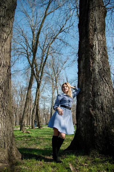 Attraente Giovane Donna Bionda Posa Sfondo Verde Parco — Foto Stock