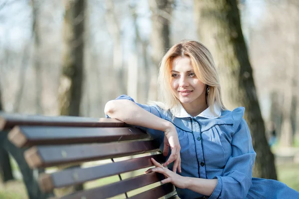 Primer Plano Retrato Joven Rubia Sentada Banco Fondo Del Parque — Foto de Stock