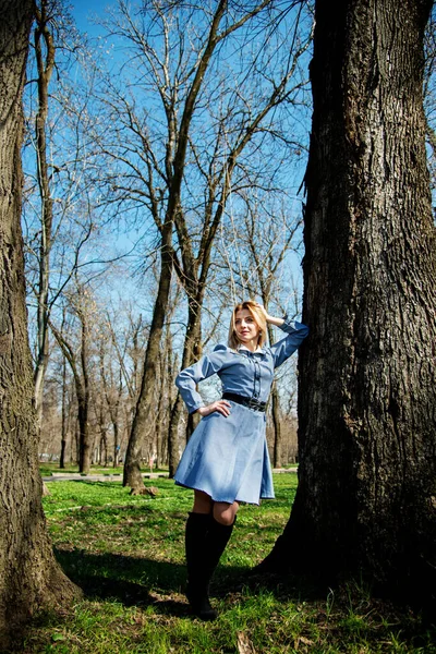 Attraente Giovane Donna Bionda Posa Sfondo Verde Parco — Foto Stock