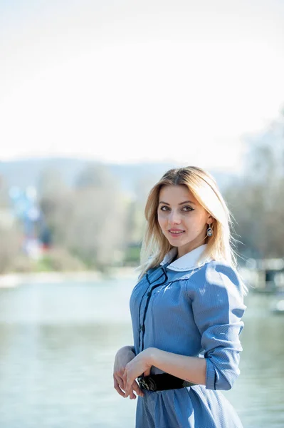 Jovem Loira Vestido Azul Posando Fundo Parque — Fotografia de Stock