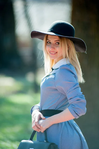 Mladý Pěkný Blond Žena Modrých Šatech Černý Klobouk Pózování Parku — Stock fotografie