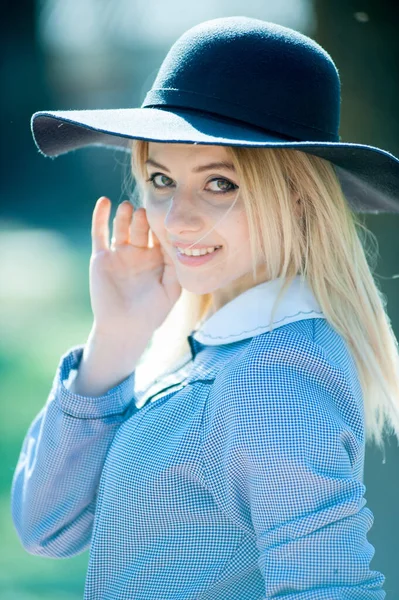 Junge Hübsche Blonde Frau Blauem Kleid Und Schwarzem Hut Posiert — Stockfoto
