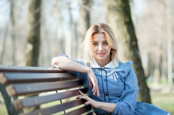 Primer Plano Retrato Joven Rubia Sentada Banco Fondo Del Parque — Foto de Stock