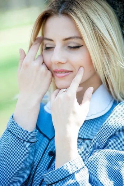 Bella Giovane Donna Bionda Posa Sfondo Legno — Foto Stock