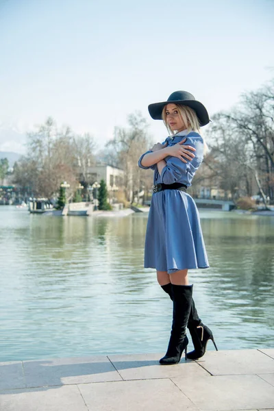 Jeune Femme Blonde Posant Sur Lac Dans Fond Parc — Photo