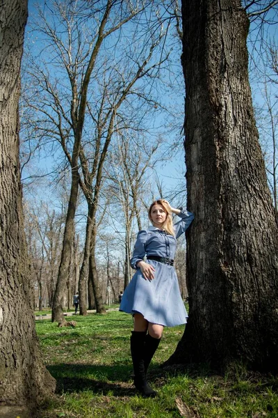 Attraente Giovane Donna Bionda Posa Sfondo Verde Parco — Foto Stock