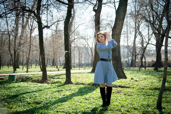 Atractiva Joven Rubia Posando Sobre Fondo Verde Del Parque — Foto de Stock