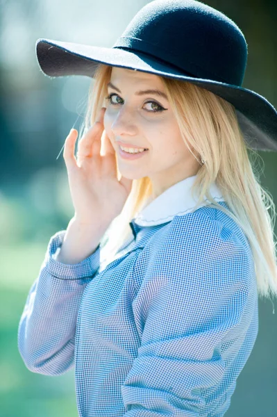Молода Красива Блондинка Блакитній Сукні Чорний Капелюх Позує Парку Сонячному — стокове фото
