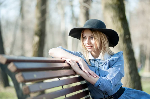 Крупным Планом Портрет Молодой Блондинки Сидящей Скамейке Фоне Парка — стоковое фото