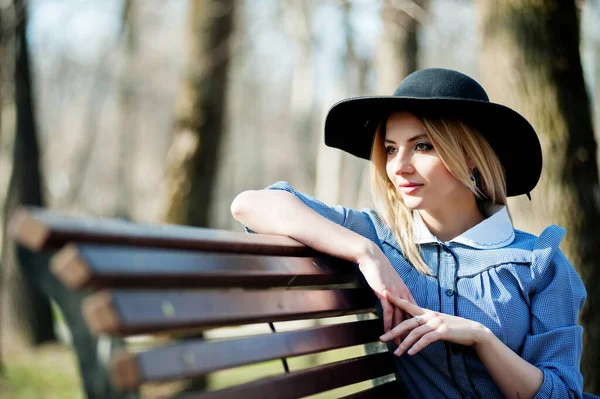 Primer Plano Retrato Joven Rubia Sentada Banco Fondo Del Parque — Foto de Stock